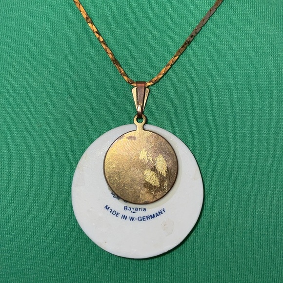 Vintage 1960’s Porcelain floral necklace on gold chain.  30” - Picture 3 of 5